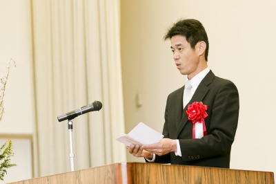 福岡高等学園の卒業式で久保田委員が告辞を読み上げている写真です。
