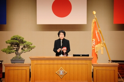 筑紫丘高等学校の卒業式で宮本委員が告辞を読み上げている写真です。