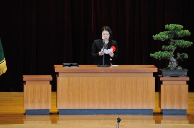 宗像中学校の開校式で奥田委員が挨拶している写真です。