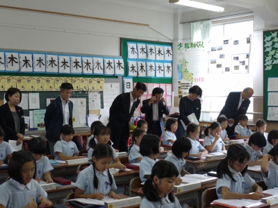 福岡雙葉小学校で授業見学をする教育委員（その１）