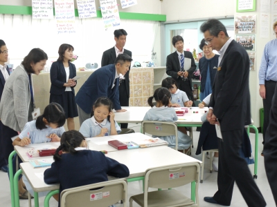 福岡雙葉小学校で授業見学をする教育委員（その２）