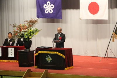 平成２７年１１月７日小倉南高校創立１１０周年記念式典で祝辞を読む住吉委員２