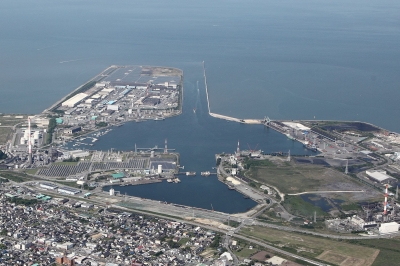 上空から撮影した三池港の写真です。開港当時の姿を現在まで留める現役の港湾です。
