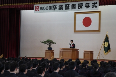 平成２８年３月１日鞍手高校卒業式で告辞を読む清家委員
