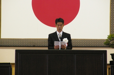 平成２８年３月１日明善高校卒業式で告辞を読む久保田委員