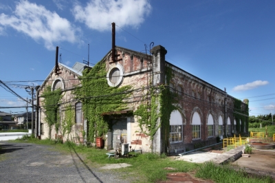 遠賀川水源地ポンプ室の外観の写真です。製鉄所まで工業用水を送る役割を担い、現在も稼働しています。