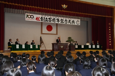 平成２８年１１月５日八幡中央高校創立１００周年記念式典で祝辞を読む城戸教育長（その２）
