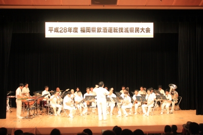 福岡県警察音楽隊による演奏の様子