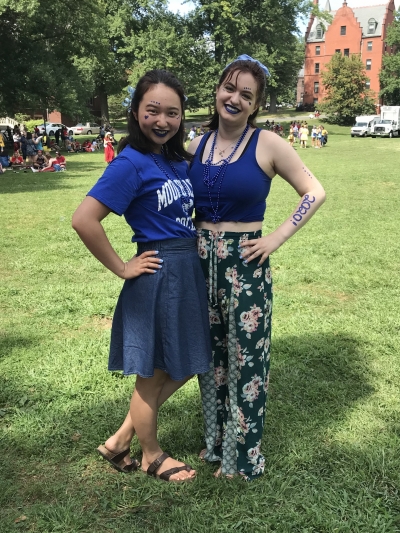 大学行事で、友人とクラスカラーの青を着ている写真