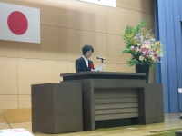 太宰府特別支援学校卒業式で告示を述べる宮本委員