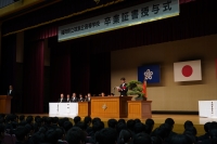 筑紫丘高等学校卒業式で告示を述べる久保田委員