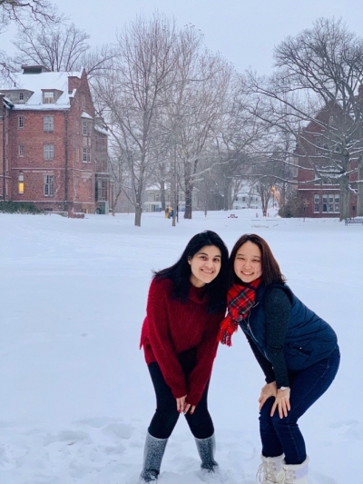 雪が降り積もったキャンパスで友人と一緒に写っている写真です