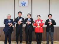 来訪者と知事の集合写真です
