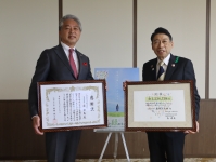 感謝状を持つ九州朝日放送株式会社代表取締役社長森君夫氏と目録を持つ知事