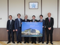 (写真左から)山田 登三雄 委員、塩﨑 宏司 実行副委員長、菅沼 克昭 実行委員長、知事、小迫 雅裕 実行副委員長、西原 和則 プログラム委員