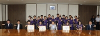 知事と玄界高等学校邦楽部の集合写真