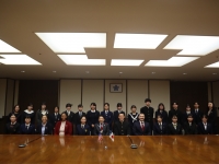 訪問者と知事の集合写真です