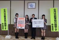 キャンペーンキャラクターＨＫＴ４８のメンバーと知事の集合写真