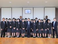精華女子高等学校バスケットボール部の皆さんと知事の集合写真です