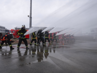 初任教育において消防活動訓練を実施している写真