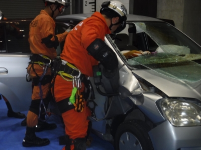 救助科において交通救助訓練を行っている写真