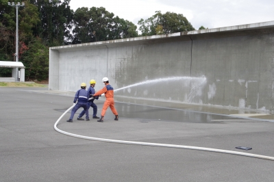 自衛消防隊員教育において放水訓練を実施している写真
