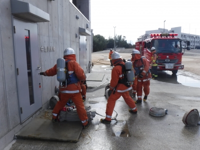 消防防災関係機関研修において火災対応訓練を実施している写真