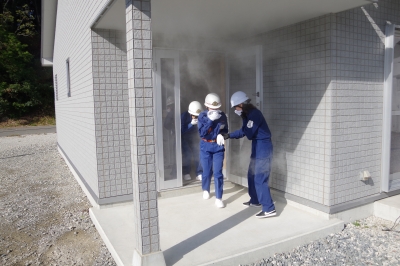 女性消防団員研修において濃煙内の避難訓練を実施している写真