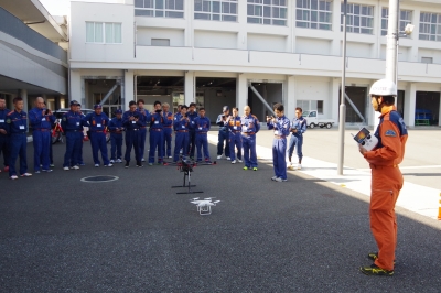 消防団員分団指揮課程においてドローンの取扱い訓練を実施している写真