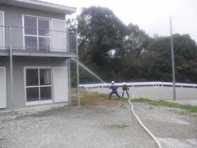 消防団員初級幹部科において放水訓練を実施している写真