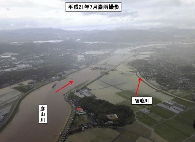 平成２１年豪雨時における、彦山川と福地川が並行して流れる地点の写真です。