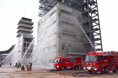 福岡県消防学校において消防訓練を実施している写真