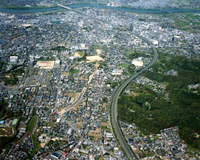 歴史と自然に恵まれ、都市と自然が共存する地域です。(管内中央部航空写真)