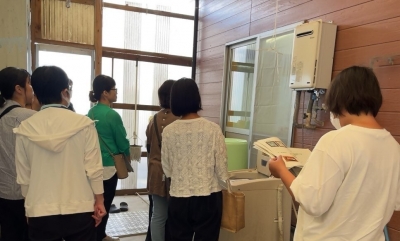 加工施設の説明を聞いている様子