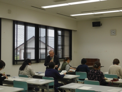 掛金を試算している様子