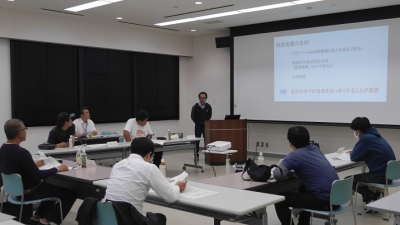 事例発表を熱心に聞く受講生の様子