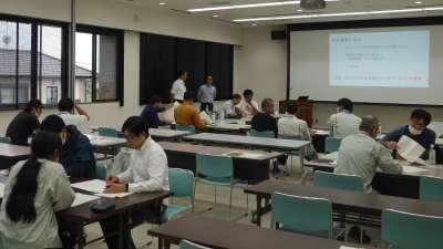 個別に分かれて検討している様子