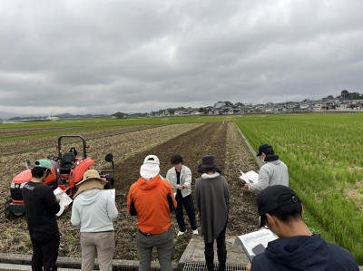 ほ場での説明に聞き入る農業者