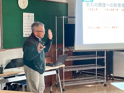 講演を行う深田氏