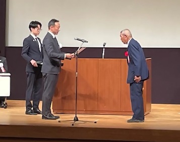 〆野氏が受賞している様子