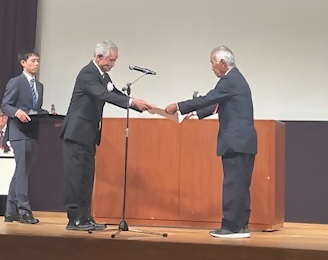 堤氏が受賞している様子