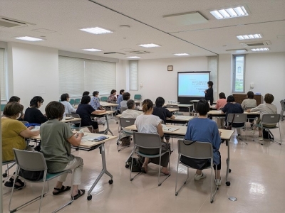 研修会の様子(話を聞く参加者)