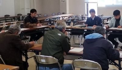 現状と計画を話す集落営農法人役員と担い手支援チーム