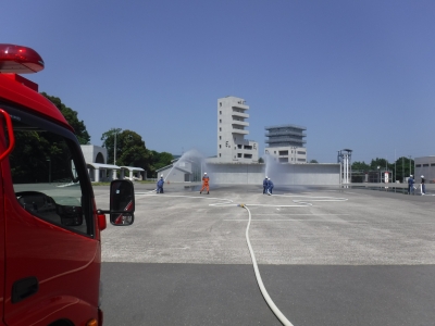 消防団員基礎教育において放水訓練を実施している写真