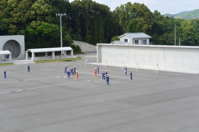 消防団員消防操法研修において消防操法訓練を実施している写真