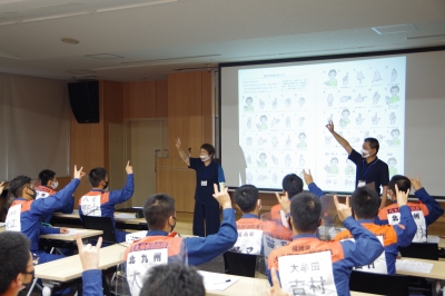 初任教育において手話講義を実施している写真