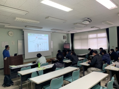 イチゴの生理生態について研修を受ける様子