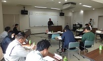 ビジネスプランを発表する受講生
