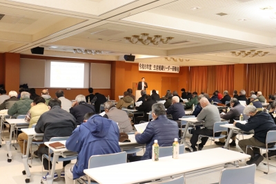 講師の話に耳を傾ける生産組織のリーダーら
