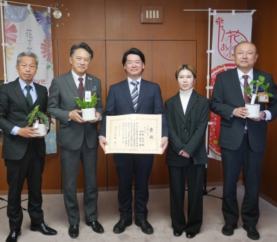 板橋聡福岡県議会議員(左から2人目、)杉本佑貴氏、杉本かおり氏